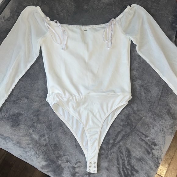 GUESS Off the Shoulder V-neck Bodysuit - Picture 9 of 13